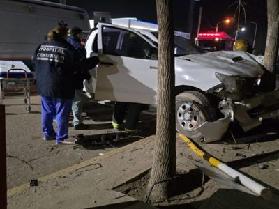 El hielo le jugó una mala pasada y se estrelló contra un árbol