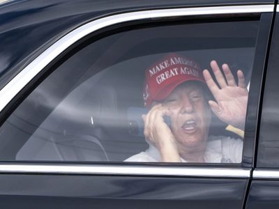 Mientras el mercado de valores se desploma por los aranceles, Trump pasa el día en su campo de golf