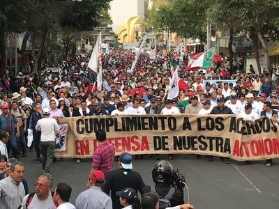 Agremiados del SME queman figura de Calderón en el 14 aniversario de la extinción de Luz y Fuerza