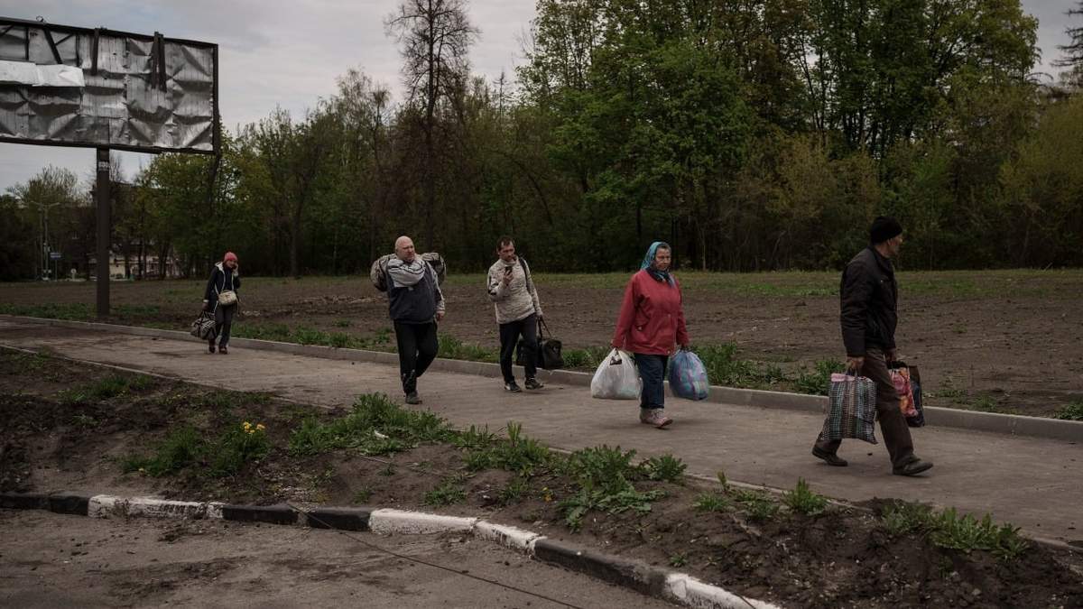 Personas huyen de la ciudad de Ruska Lozova a causa de la ocupación rusa