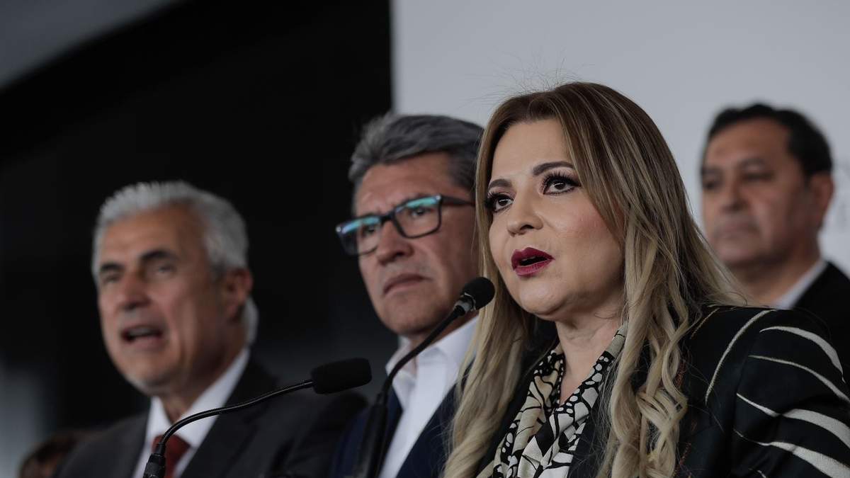 Claudia Delgadillo y Ricardo Monreal en el Senado