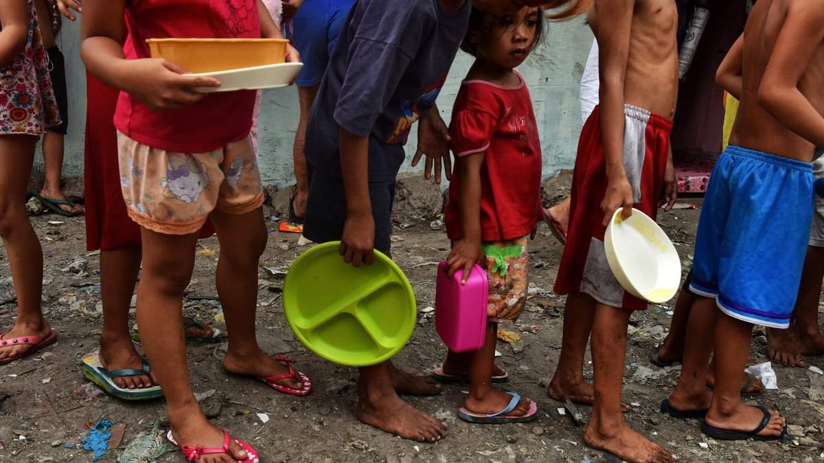 Niños en extrema vulnerabilidad hacen filas para recibir alimentos en Latinoamérica. Fuente: (Twitter)
