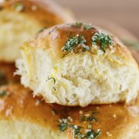 Mini pancitos para untar y listos en pocos minutos: la imperdible receta que necesitás para la merienda