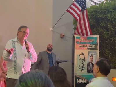 Sheinbaum comparte el video del momento en que Ebrard fue increpado en Miami; luego lo retira