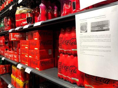 Coca-Cola retira bebidas por posible riesgo químico