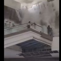 Por la lluvia, colapsa el techo de una plaza comercial de NL; hay 5 heridos (Video)