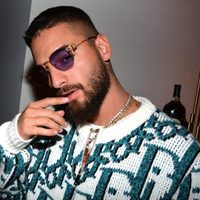 ¡No se aguantó! Maluma sube una fans al escenario y sucede lo inesperado ¡Opa!