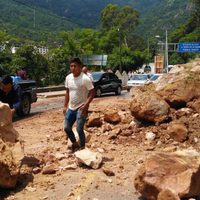 En Guerrero mueren tres personas y se lesionan cinco por el sismo; colapsan 200 viviendas (Video)