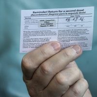 Gobierno de Florida multará a los comercios que exijan el carnet de vacunación a los clientes