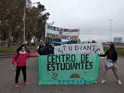 Estudiantes secundarios de Centenario exigieron la adhesión al boleto estudiantil gratuito