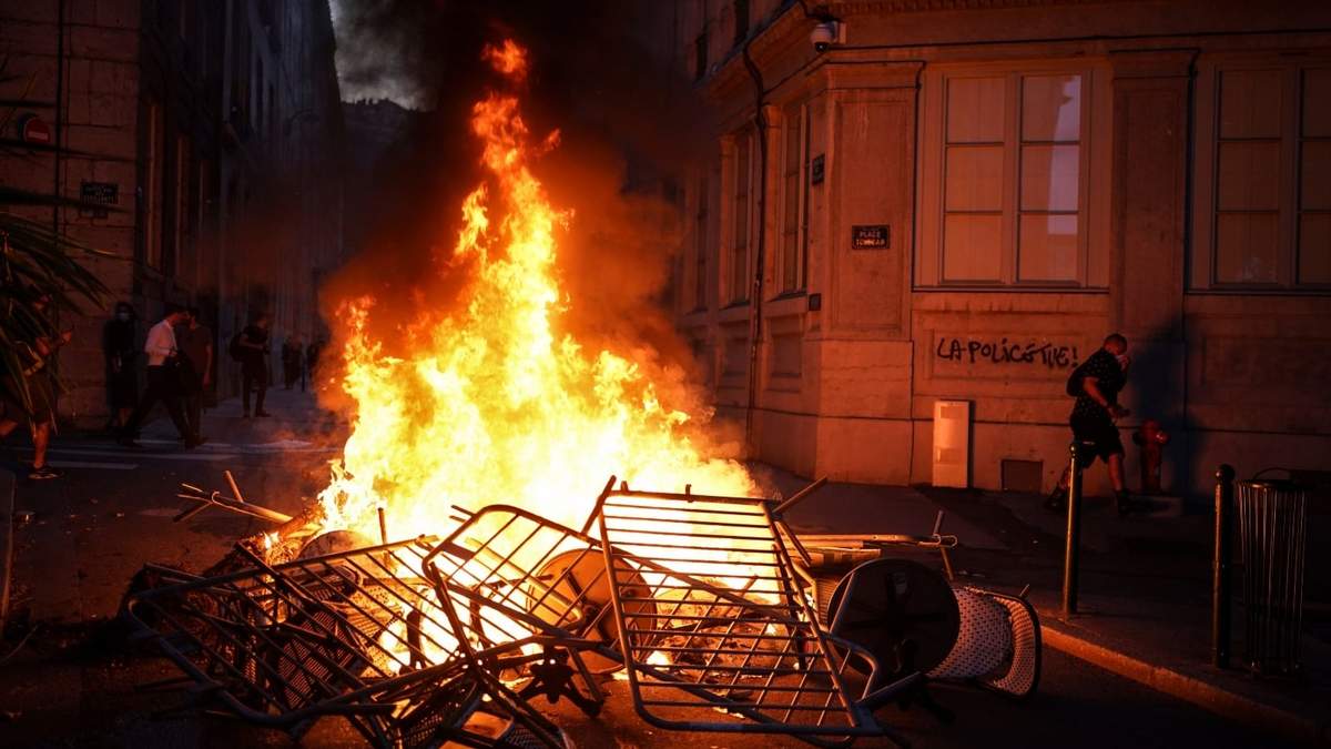 Una barricada en llamas en el centro de Lyon, Francia