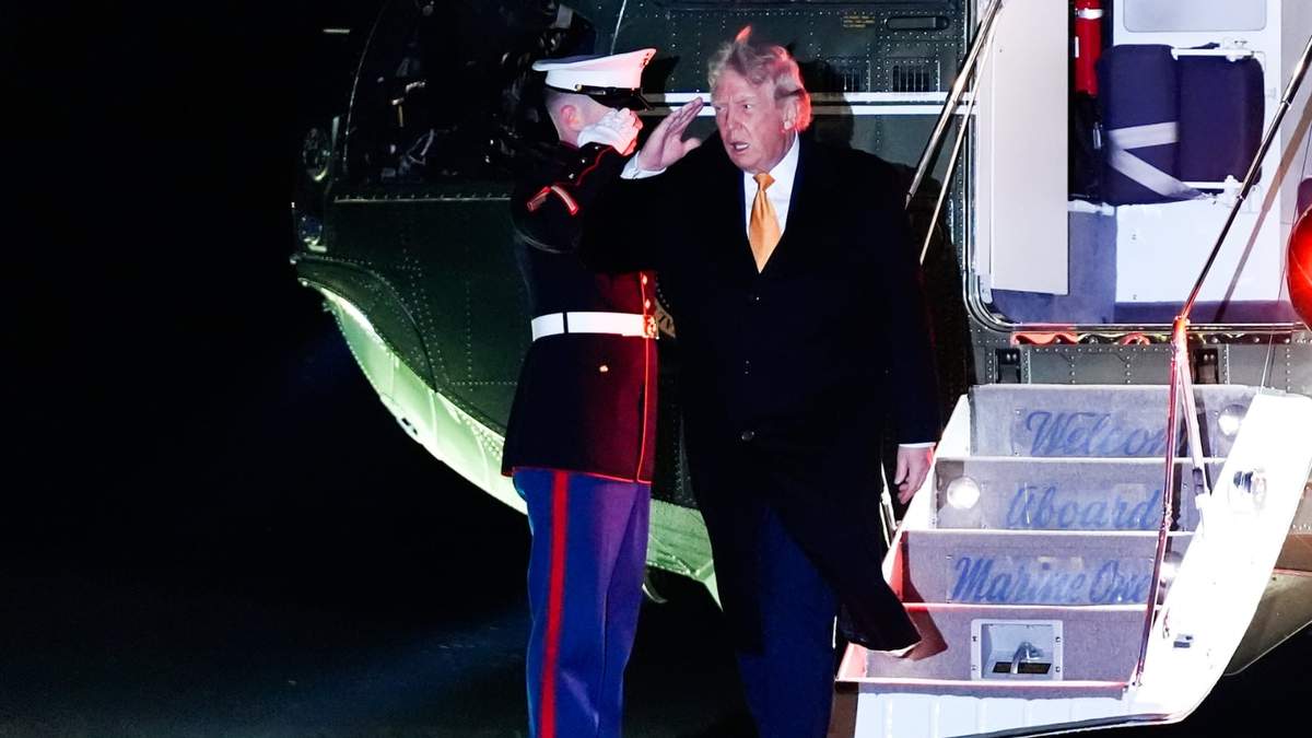 El presidente Donald Trump saluda mientras camina desde el Marine One hacia la Casa Blanca, el domingo 4 de enero