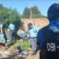 La policía demoró a dos personas y secuestró drogas y armas en dos allanamientos en Senillosa