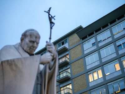 Médicos ordenan "reposo absoluto" al papa Francisco para ayudar a su recuperación