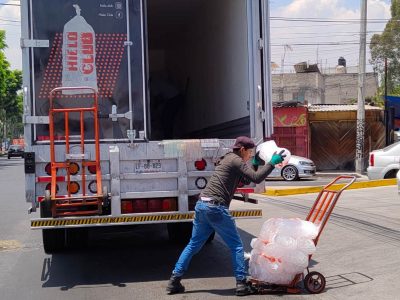 Reportan escasez de hielo en CDMX en plena ola de calor; Oxxo limita su venta