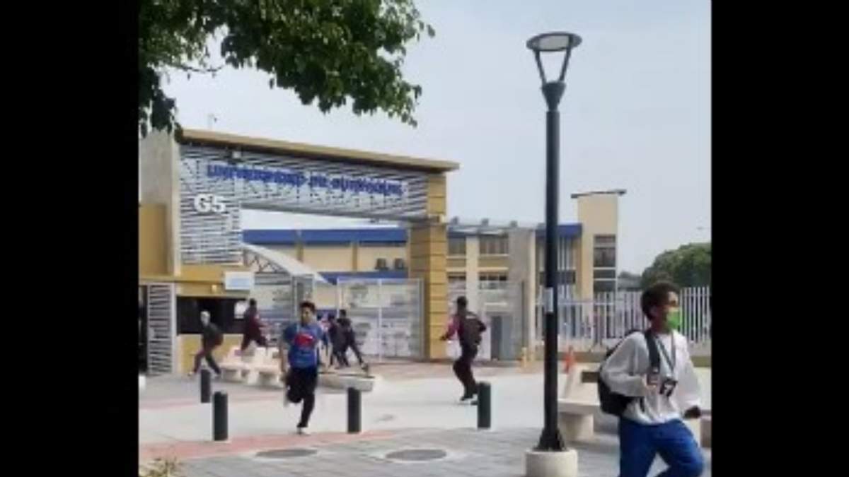Alumnos corren en la Universidad de Guayaquil tomada por el crimen organizado