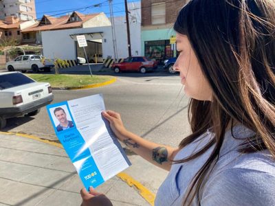 Darío Martínez entrega su currículum vitae a ciudadanos de Neuquén para que lo voten
