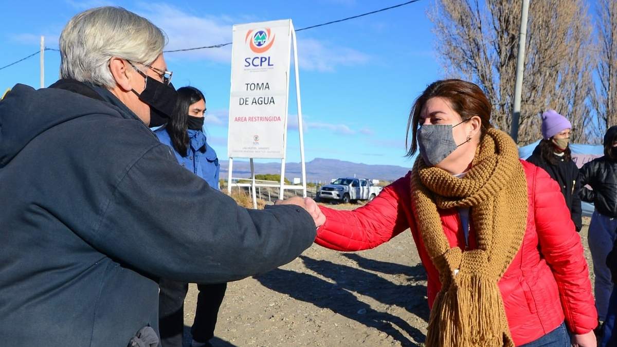 La diputada nacional por Chubut, Ana Clara Romero, durante una visita a la toma del acueducto en el lago Musters. Fuente: (Twitter)