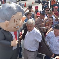 López Obrador se mofa de Anaya y lo tacha de populista por ofrecer que bajará la gasolina