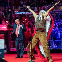 Así bailó Trump con Village People al ritmo de YMCA (Video)