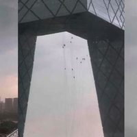 Trabajadores de limpieza quedan suspendidos en un edificio tras tormenta en China