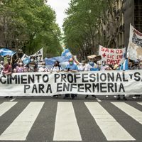 Enfermeras de hospitales públicos porteños intentaron encadenarse a la Casa Rosada