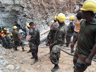 Contrarreloj: intentan rescatar a un niño en India que se cayó en un pozo hace más de 90 horas
