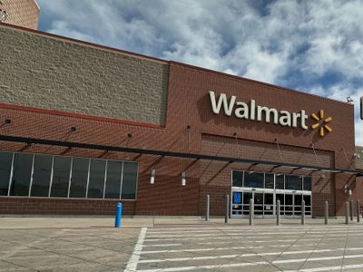 Trump advierte a Walmart no aumentar precios por aranceles, pero sí asumir costos de esos impuestos