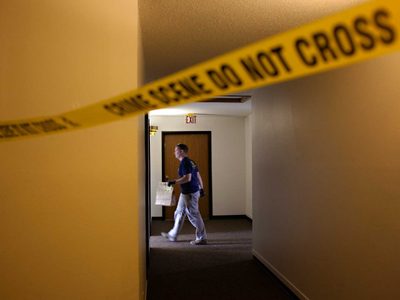 Crímenes violentos disminuyen casi a niveles previos a la pandemia: FBI