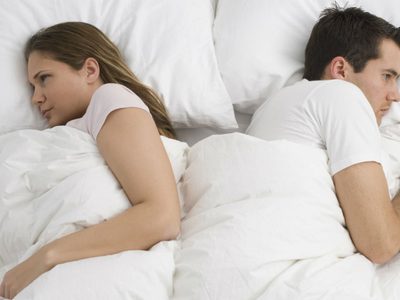 Qué significa que tu pareja te dé la espalda al dormir, según la psicología