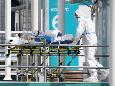 Bajaron los casos de coronavirus y los decesos con relación al sábado
