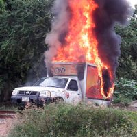 Normalistas de Michoacán bloquean vías del tren, queman vehículos y se enfrentan a policías