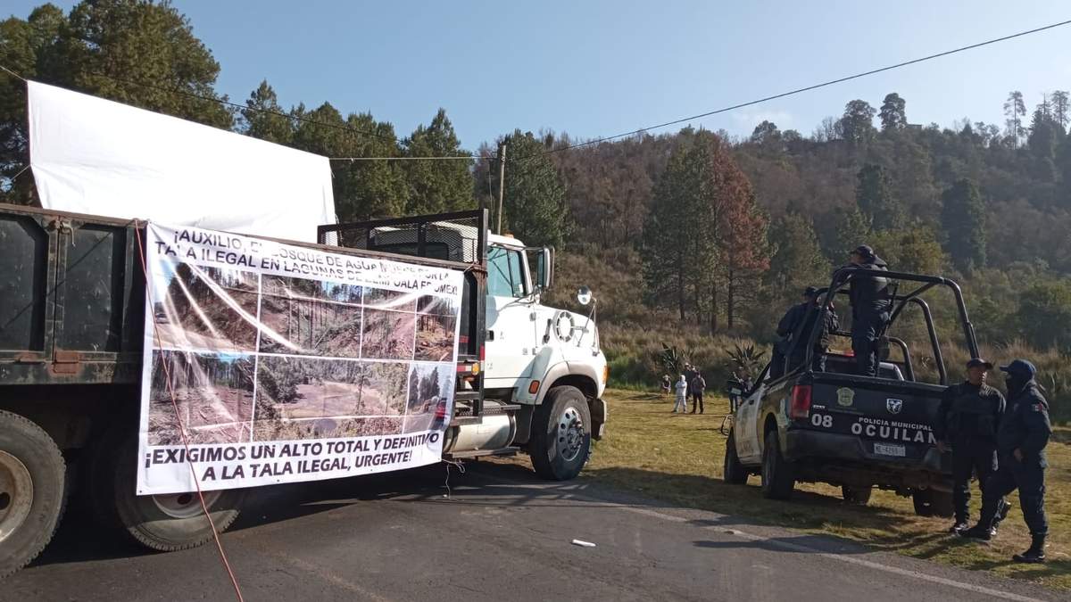 Un vehículo de carga fue atravesado en la carretera