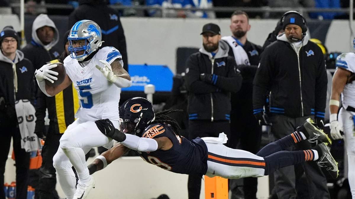 David Montgomery, running back de los Lions de Detroit, se escapa de Tremaine Edmunds, linebacker de los Bears de Chicago