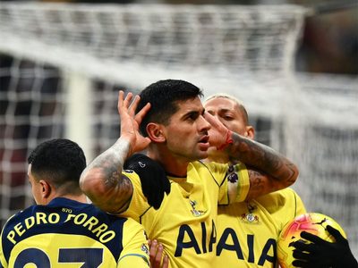 El Cuti Romero se vistió de goleador en el Tottenham: de palomita y de chilena
