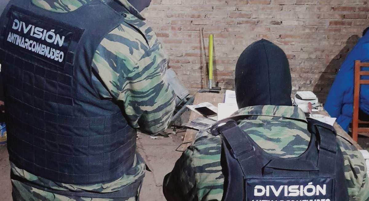 Personal de Antinarcomenudeo en pleno allanamiento. Fuente: (Policía de Neuquén)