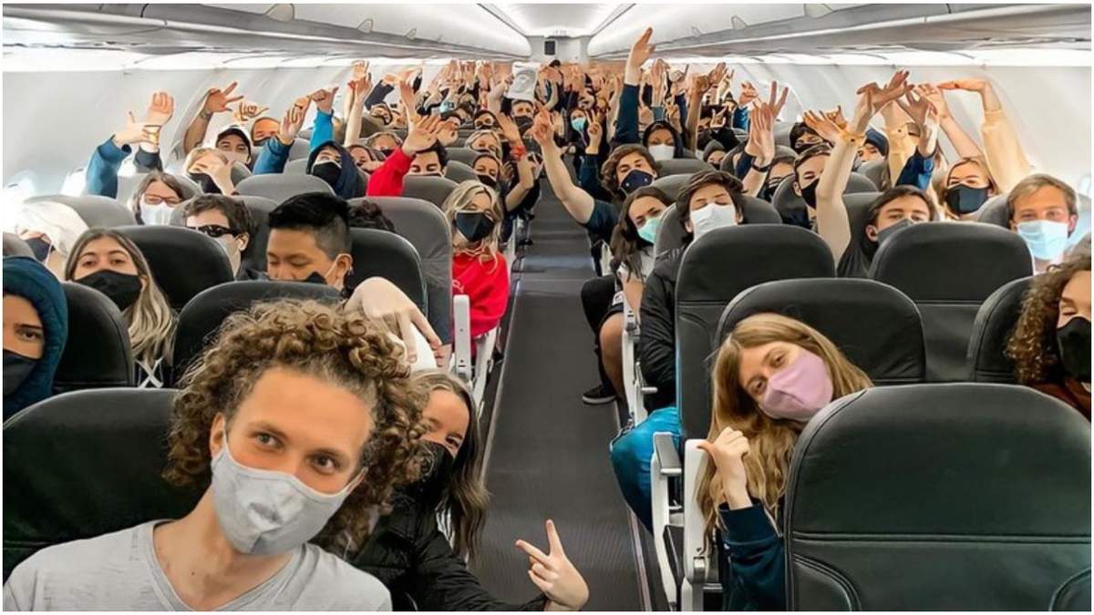 Grupo de estudiantes en el avión rumbo a Bariloche. Fuente: (Twitter)