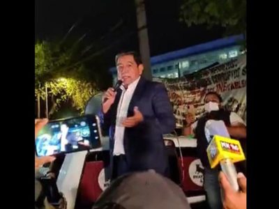 Afuera del INE, Salgado Macedonio amenaza con juicio político a consejeros