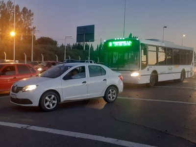Corte en el puente carretero complica el tránsito en Neuquén Capital