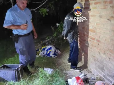 Usó una barreta para abrir la puerta de una casa abandonada, pero la Policía lo encontró in fraganti