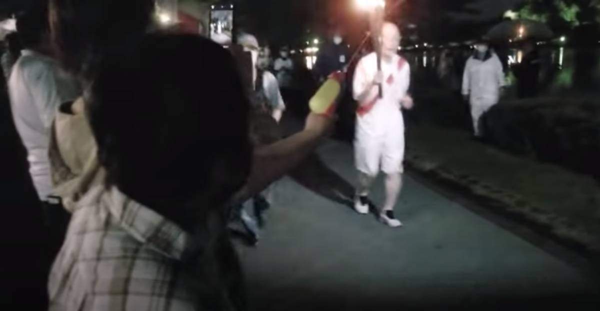 El momento en el que la mujer intentó apagar la llama olímpica