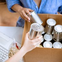 Si tenés latas vacías, no las tires: mirá cómo convertirlas en el florero más bonito