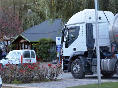 Preocupa la creciente circulación de camiones chilenos por el centro de Villa La Angostura