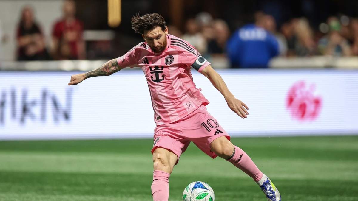 El delantero de Inter Miami Lionel Messi remata durante la primera mitad del partido de la MLS contra Atlanta United, el domingo 16 de marzo de 2025, en Atlanta