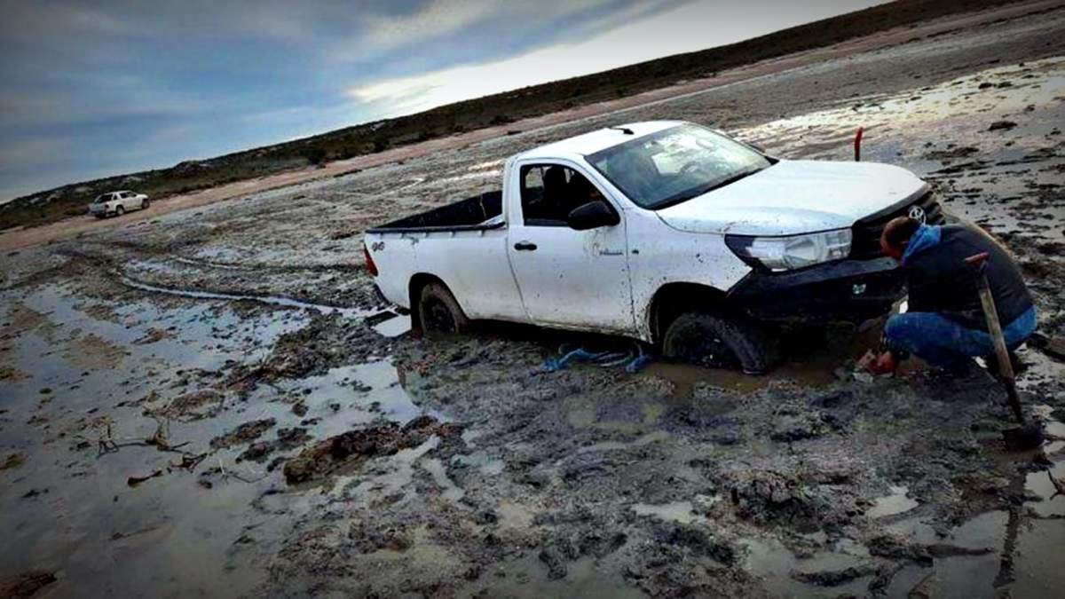 Las Grutas: la camioneta quedó atrapada en una zona que se inunda con la pleamar. Fuente: (Twitter)