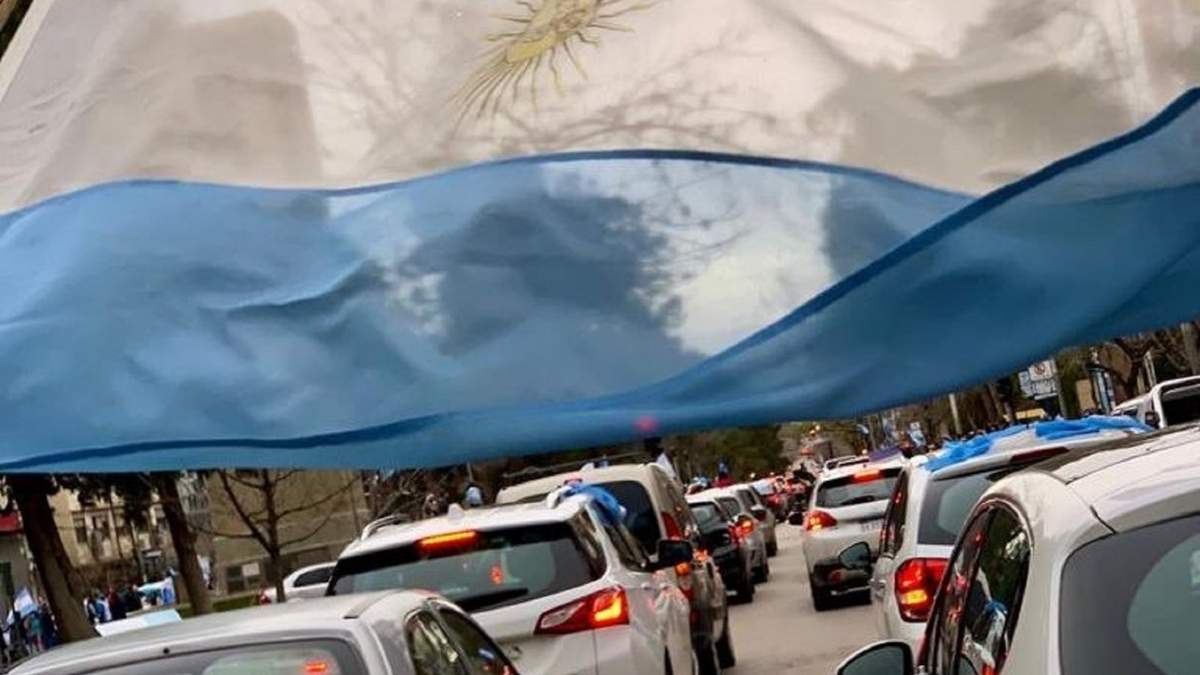 Caravana de autos recorriendo las principales arterias de la ciudad. Fuente: (Twitter).