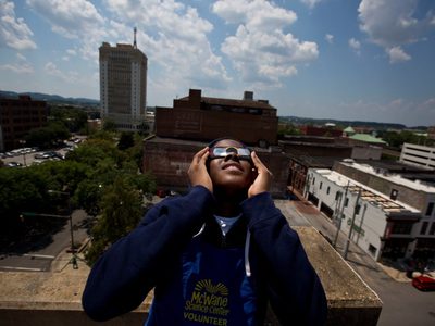 Recomendaciones para ver el próximo eclipse solar sin riesgos