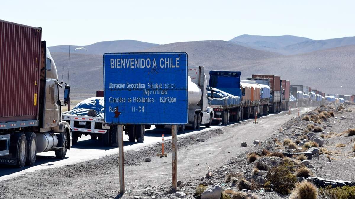 Fila de camiones de carga en la frontera entre Bolivia y Chile. Fuente: (Twitter)