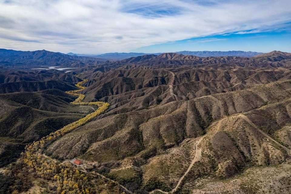 Copia de Asi se ve el oton~o en el #RioCoco´spera. El derecho de vi´a del tren es de 60mt, mas ancho que el ri´o mismo en algunos puntos.El #TrenFantasma se encuentra a unos 8km del cajon, en el valle del Coco´spera.No hay 