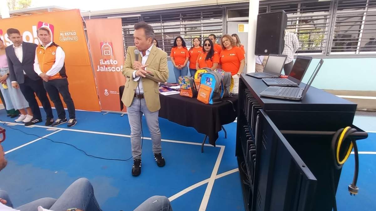El gobernador de Jalisco, Pablo Lemus, entrega apoyos escolares en Teuchitlán